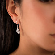 Petites boucles d'oreilles en argent massif ethniques N°14, délicatement bombées avec des motifs floraux. Poinçonnées à la main, elles célèbrent l'animisme du peuple Karen à travers leur design - Itsara bijoux