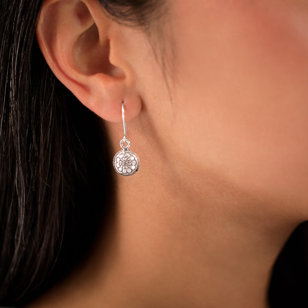 Petites boucles d'oreilles en argent massif ethniques N°14, délicatement bombées avec des motifs floraux. Poinçonnées à la main, elles célèbrent l'animisme du peuple Karen à travers leur design - Itsara bijoux