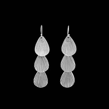 Longues boucles d'oreilles artisanales en argent massif ethniques N°21 pour femme, composées de trois pièces striées évoquant les nervures d'une feuille. La première pièce, ornée d'une spirale, ajoute une touche bohème et élégante - Itsara bijoux