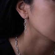 Femme portant des boucles d'oreille en argent massif ethniques N°24 réalisées entièrement à la main par des artisans - Itsara bijoux