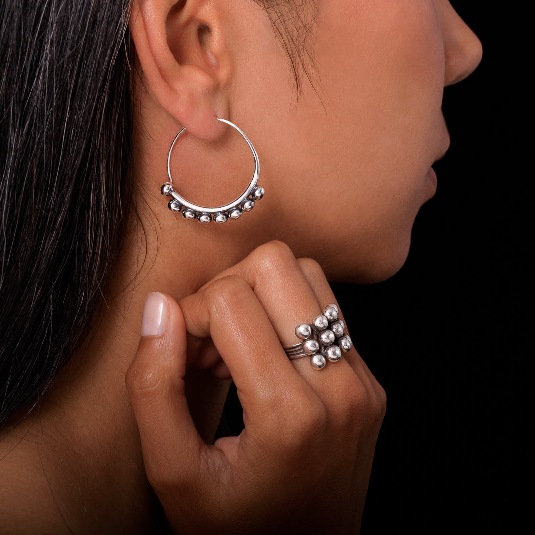 Boucles d'oreilles en argent Ethniques N°68 en argent massif réalisées entièrement à la main par des artisans karen pour femme - boucles d'oreilles artisanales créoles traditionnelles ethniques en argent massif itsara