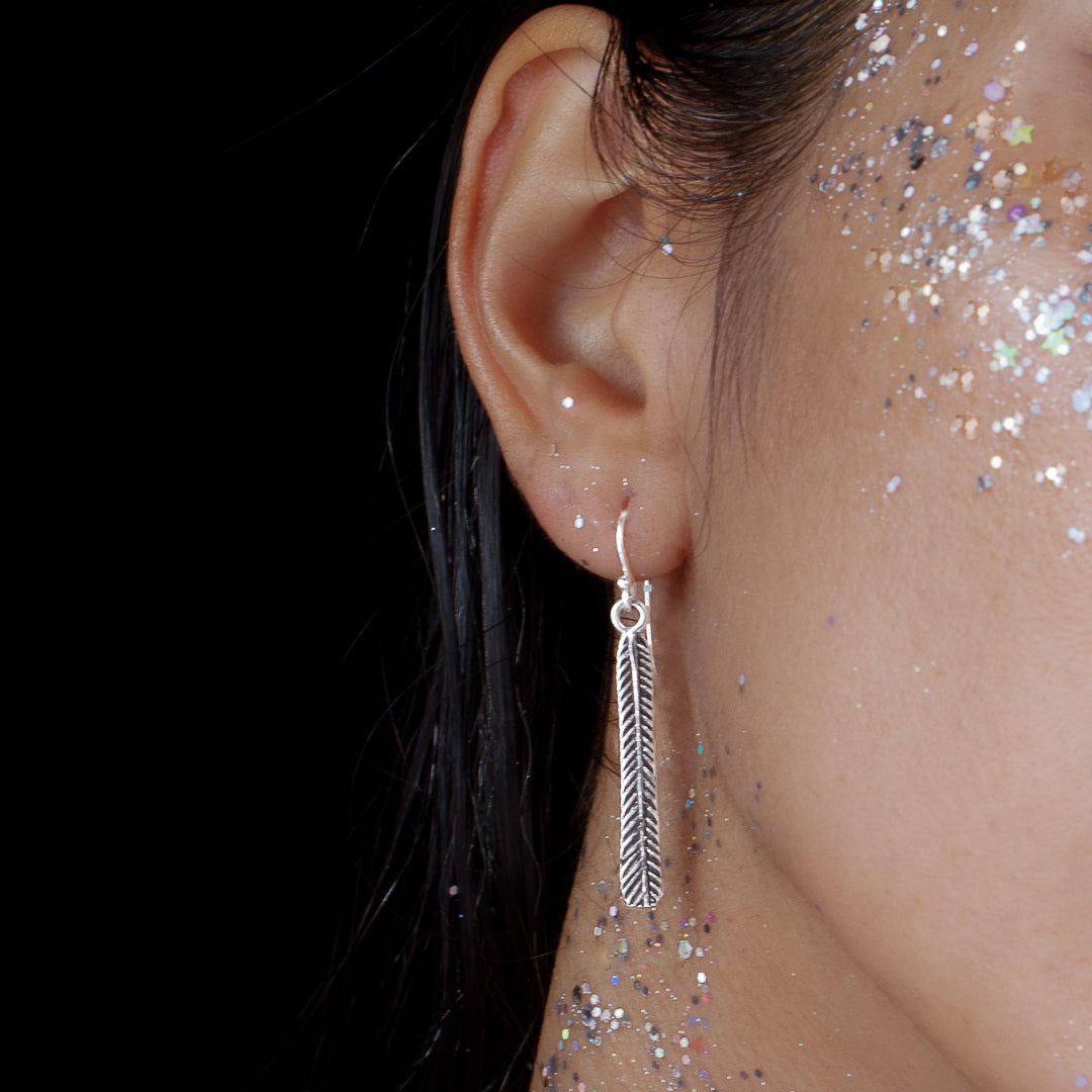 Les boucles d'oreilles N°71 en argent pour femme Itsara Bijoux sont des boucles artisanales délicates qui représentent une feuille. Fines et discrètes, elles arborent des nervures en relief, patinées à la main pour un éclat subtil - Itsara Bijoux