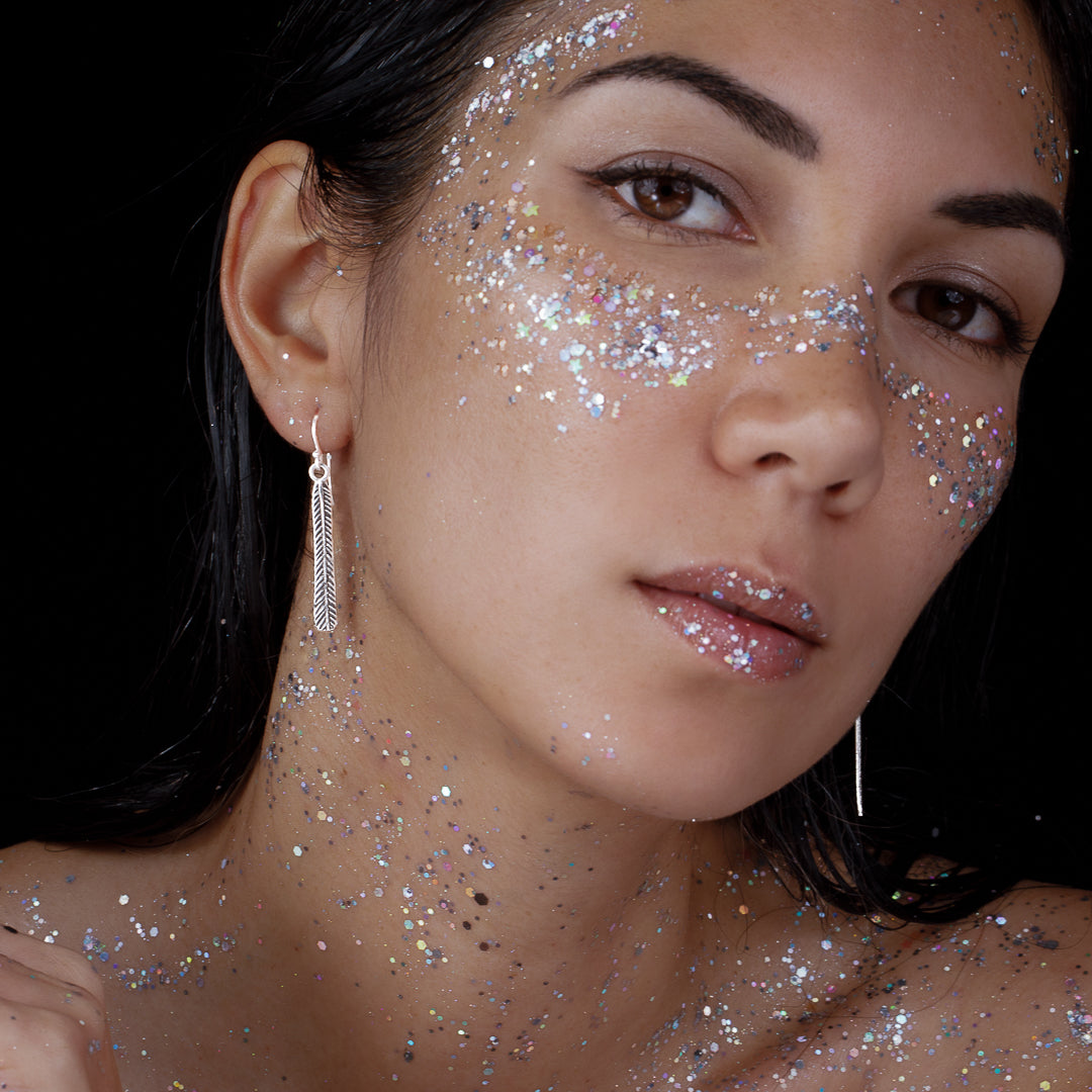 Les boucles d'oreilles N°71 en argent pour femme Itsara Bijoux sont des boucles artisanales délicates qui représentent une feuille. Fines et discrètes, elles arborent des nervures en relief, patinées à la main pour un éclat subtil - Itsara Bijoux