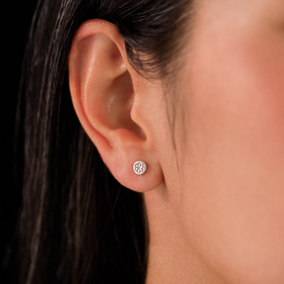 Boucles d'oreilles N°60 en argent massif - puces d'oreilles - clou avec motif fleur - Itsara Bijoux