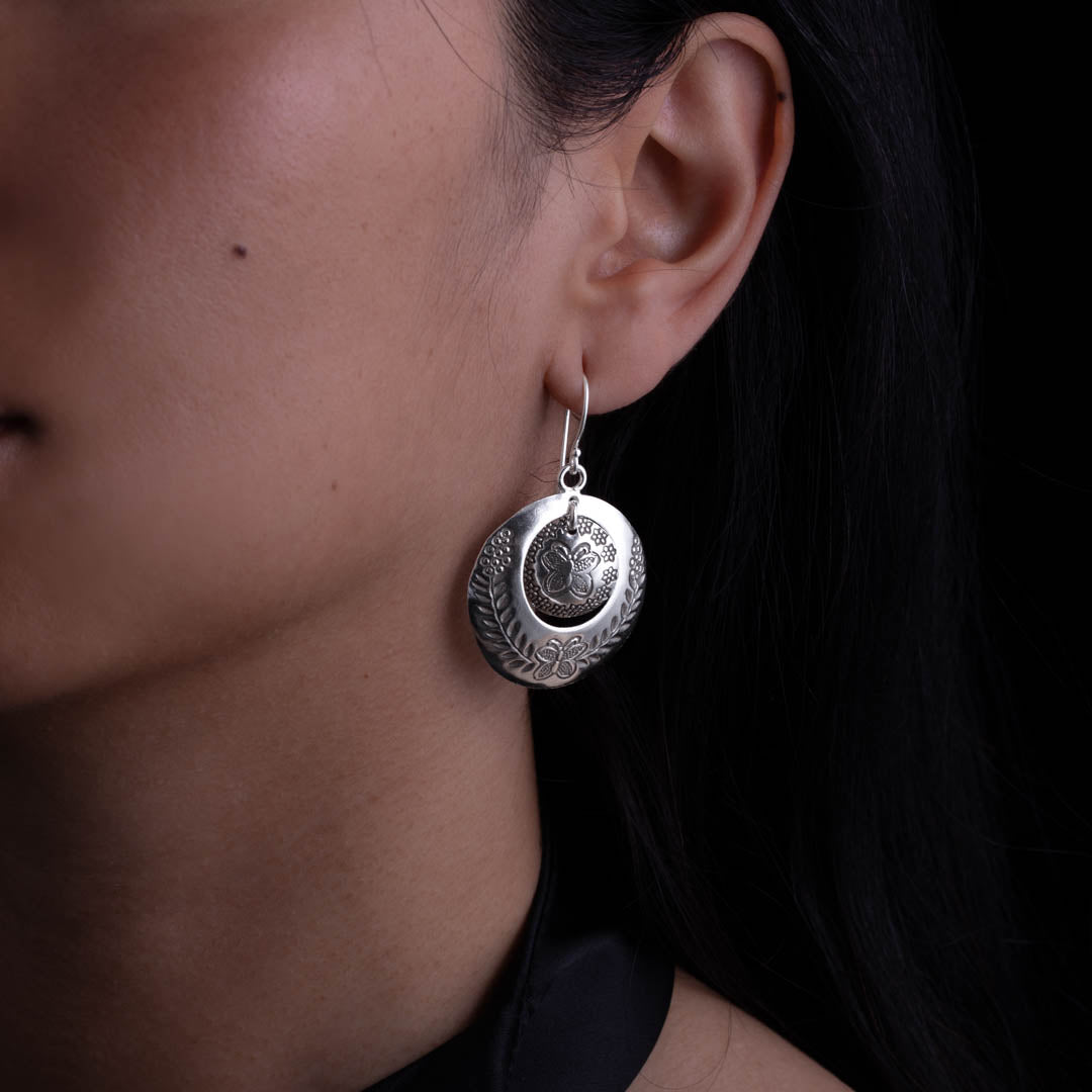 Femme portant des boucles d'oreilles N°75 en argent massif réalisé par des artisans à la main - Itsara Bijoux