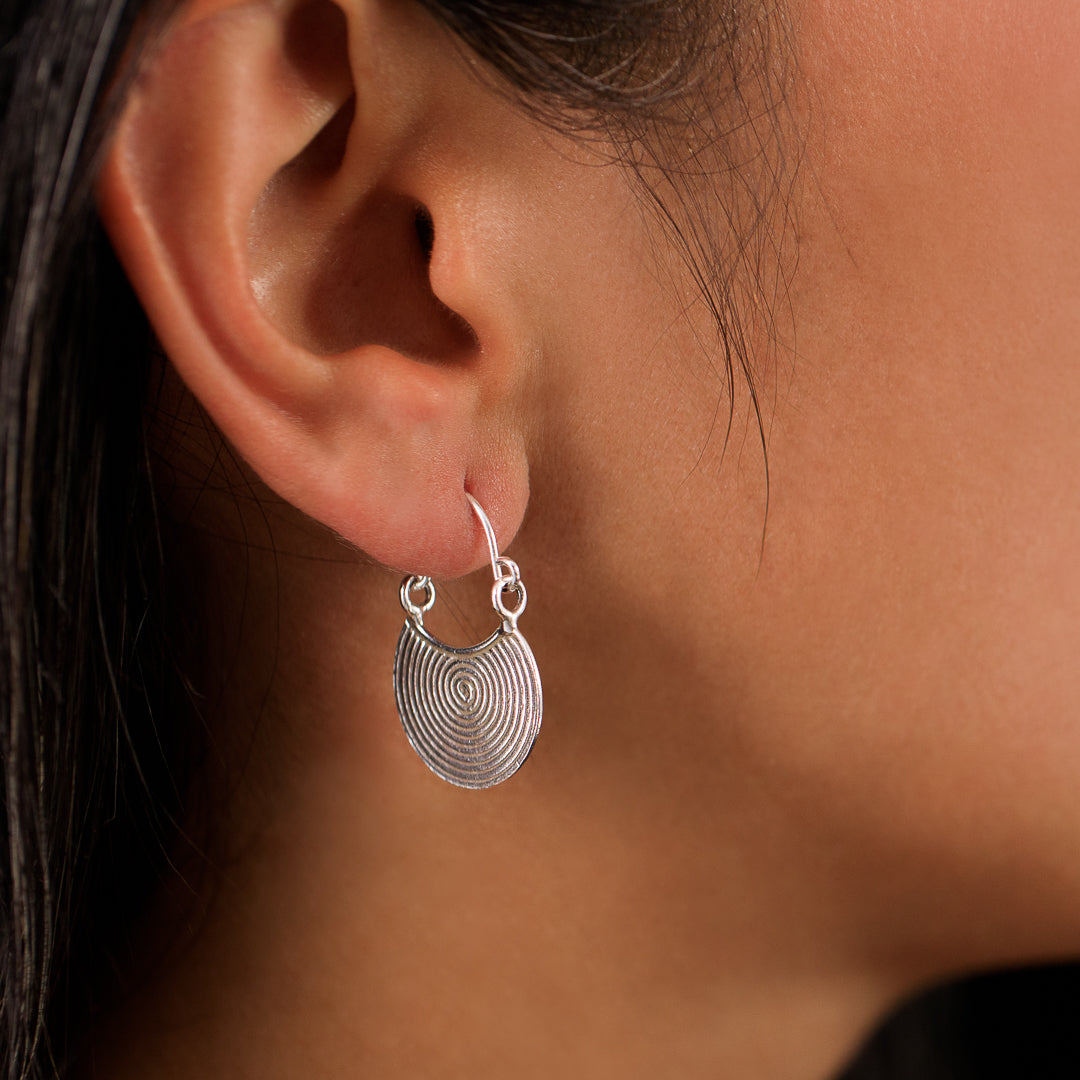 Boucles d'oreilles spirales N°08 en argent massif de chez Itsara bijoux  réalisées avec un fil fin d'argent pur entouré sur lui même en forme de spirale - Itsara Bijoux