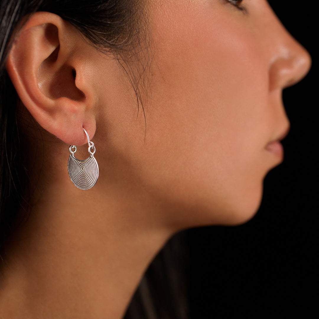 Boucles d'oreilles spirales N°08 en argent massif de chez Itsara bijoux  réalisées avec un fil fin d'argent pur entouré sur lui même en forme de spirale - Itsara Bijoux