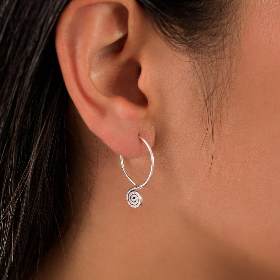 Les boucles d'oreilles en argent massif ethniques spirales  N°42 allient élégance et histoire grâce à leur patine, renforçant le caractère ancien de ce bijou traditionnel des ethnies du triangle d'or - Itsara Bijoux