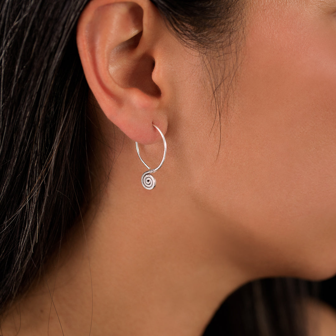 Les boucles d'oreilles en argent massif ethniques spirales  N°42 allient élégance et histoire grâce à leur patine, renforçant le caractère ancien de ce bijou traditionnel des ethnies du triangle d'or - Itsara Bijoux