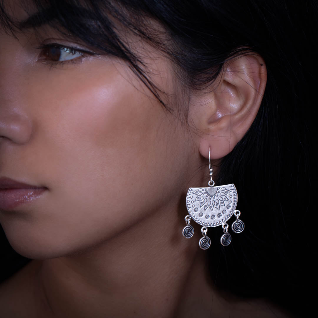 Femme portant des boucles d'oreilles N°58 de chez itsara bijoux  en argent massif fabriqué entièrement à la main par les artisans karen - Itsara Bijoux