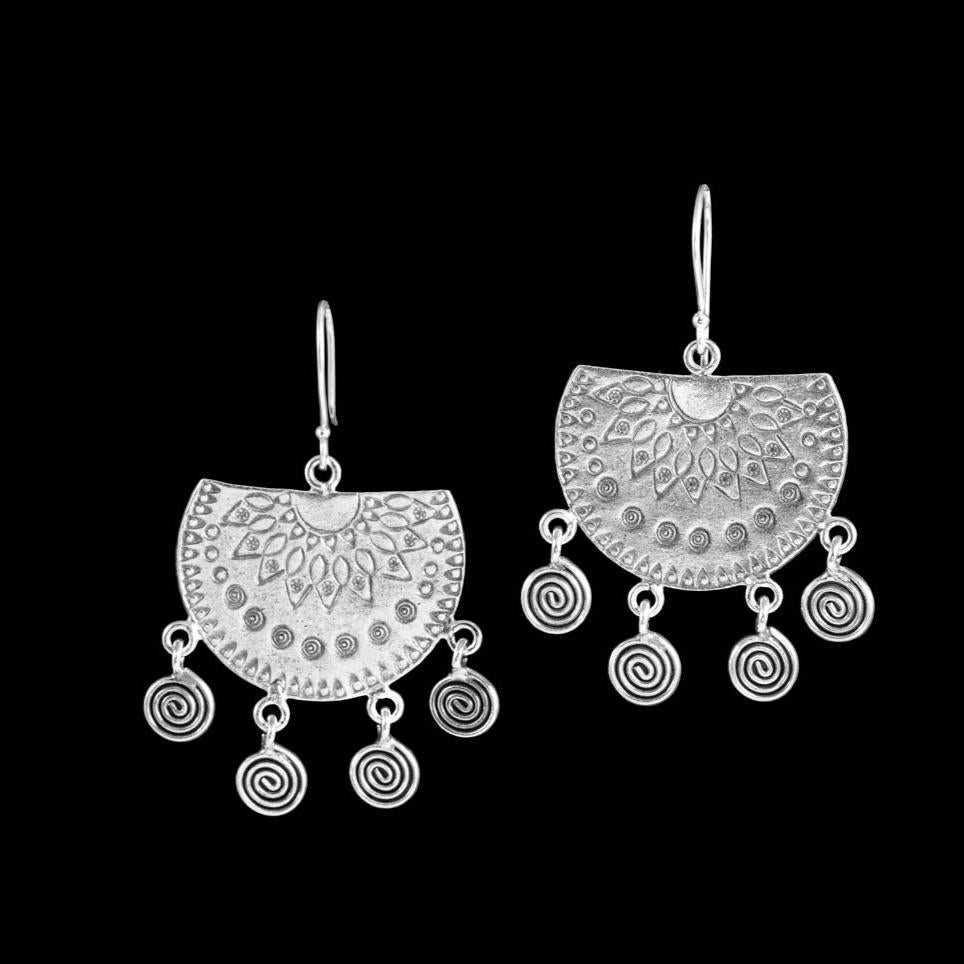 Boucles d'oreilles N°58 de chez itsara bijoux faites d'un disque en argent massif, poinçonné à main levée de symboles rayonnants et circulaires pour femme - Itsara Bijoux