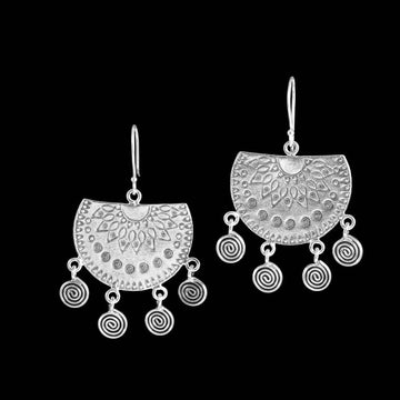 boucles d'oreilles n°58 de chez itsara bijoux faites d'un disque en argent massif, poinçonné à main levée de symboles rayonnants et circulaires pour femme