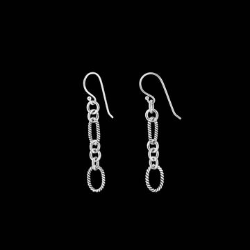 Boucles d'oreilles chaînes artisanales ethniques N°24, en argent massif avec des anneaux torsadés ovales, en argent patiné, reliés par un triolet de petits anneaux ronds et lisses - Itsara bijoux