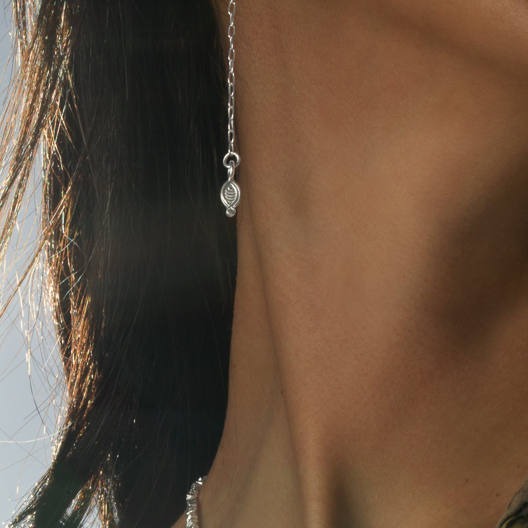 Boucles d'oreilles pendantes avec chaine fine en argent massif et petits pendentifs poissons en argent N°20 - Itsara