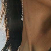Boucles d'oreilles pendantes avec chaine fine en argent massif et petits pendentifs poissons en argent N°20 - Itsara