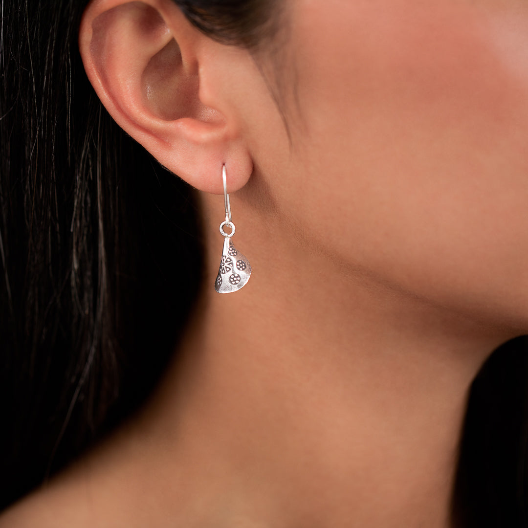 Boucles d'oreilles en argent massif ethniques N°43 - pendants en forme de corolle avec motifs floraux pour femme - Itsara Bijoux