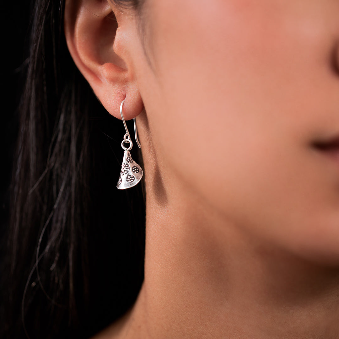 Boucles d'oreilles en argent massif ethniques N°43 - pendants en forme de corolle avec motifs floraux pour femme - Itsara Bijoux