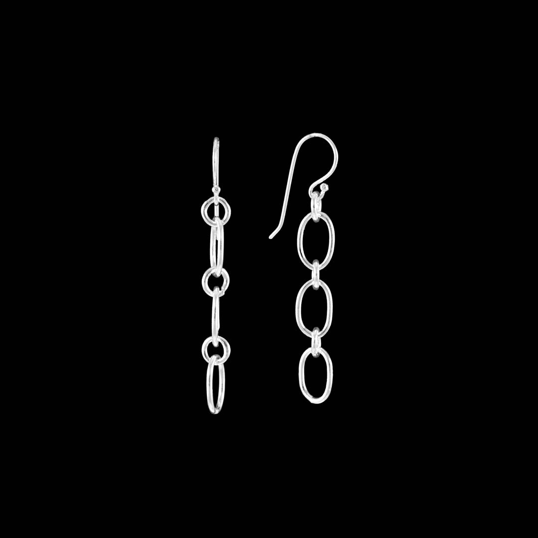 Ces boucles d'oreilles en argent massif  contemporaines N°02 allient légèreté et élégance grâce à leur design épuré en maillons ovales. Un choix parfait pour celles qui aiment les bijoux authentiques et raffinés - Itsara bijoux