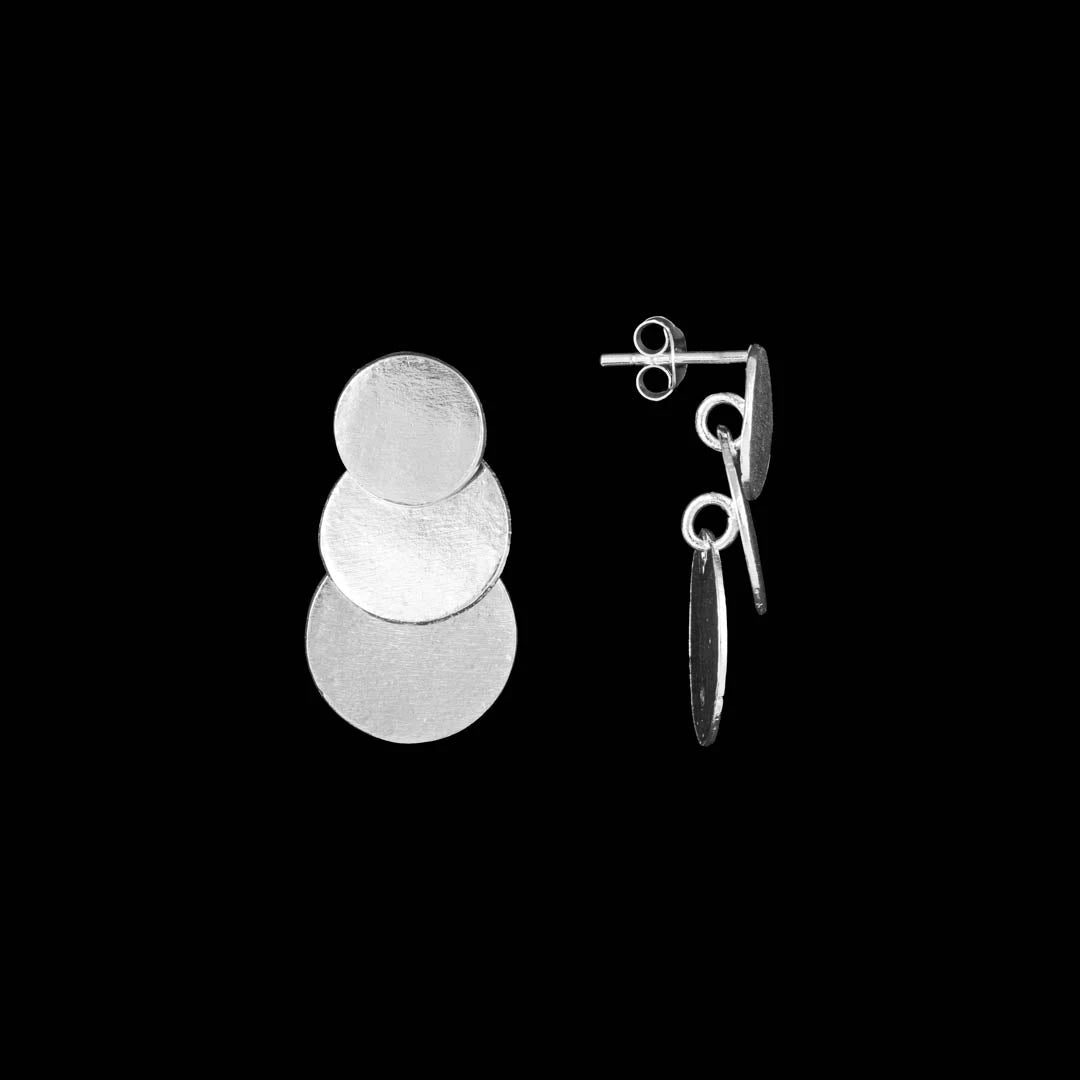 Boucles d'oreilles en argent massif contemporaines N°12 pour femme, pendantes avec trois disques de tailles différentes, apportant une élégance intemporelle - Itsara bijoux