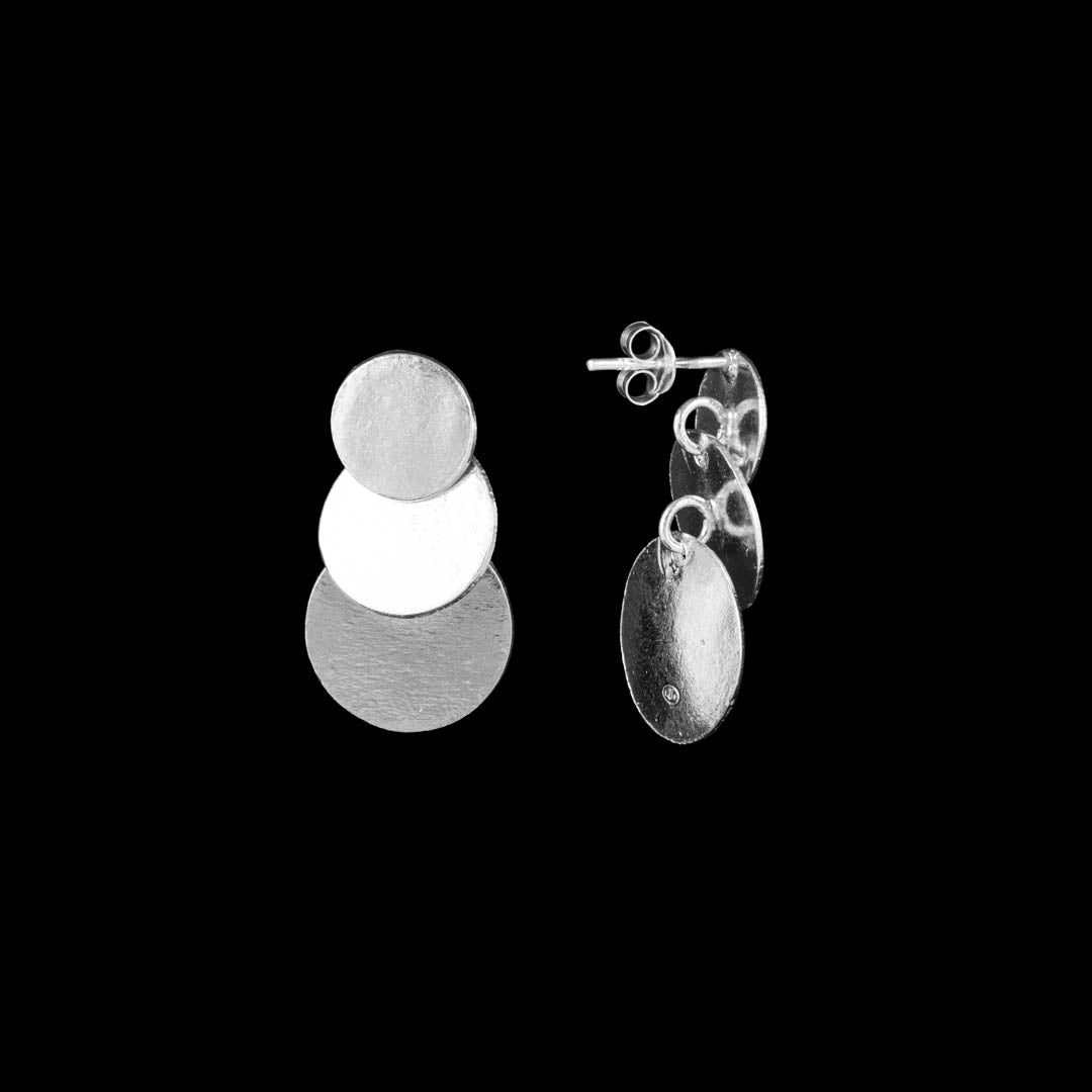 Boucles d'oreilles en argent massif contemporaines N°12 pour femme, pendantes, dotées de trois disques attachés, offrant un mouvement gracieux et lumineux - Itsara bijoux