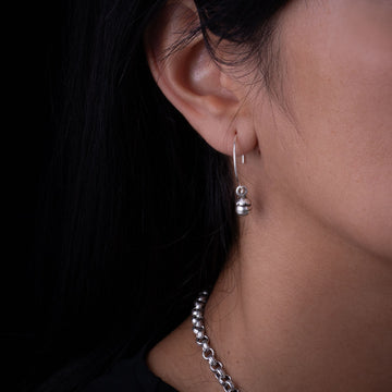 Boucles d'oreilles artisanales en argent massif ethniques N°12 faites entièrement à la main portées - Itsara Bijoux