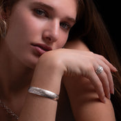 Bracelet en argent N°08 jonc ouvert artisanal traditionnel ethnique en argent massif poinçonné de motifs de feuilles et de fleurs porté par une femme - Itsara Bijoux