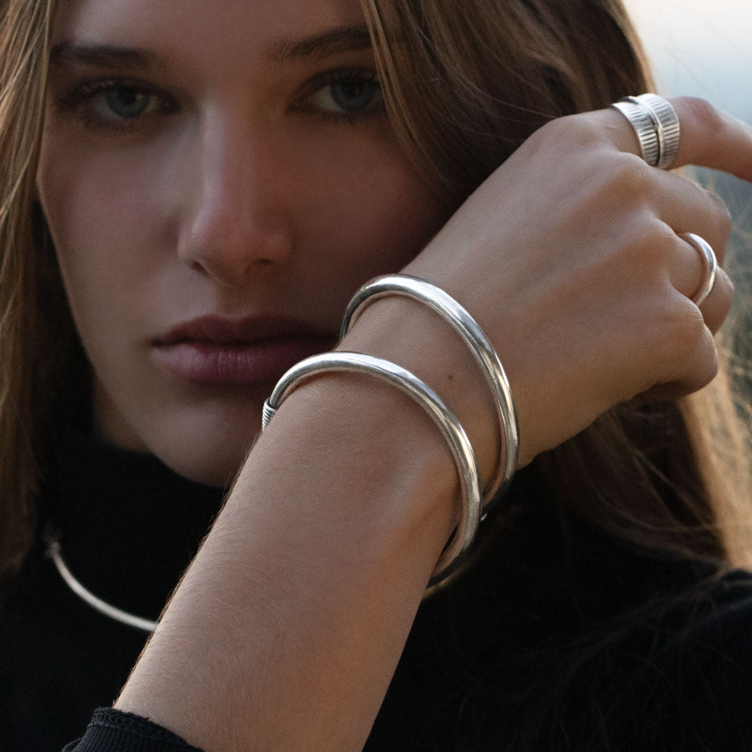 Bracelet N°89 en argent massif, bracelet anneau en argent massif, bijou traditionnel des ethnies du triangle d'or, bangle pour femme réalisé à la main - Itsara Bijoux