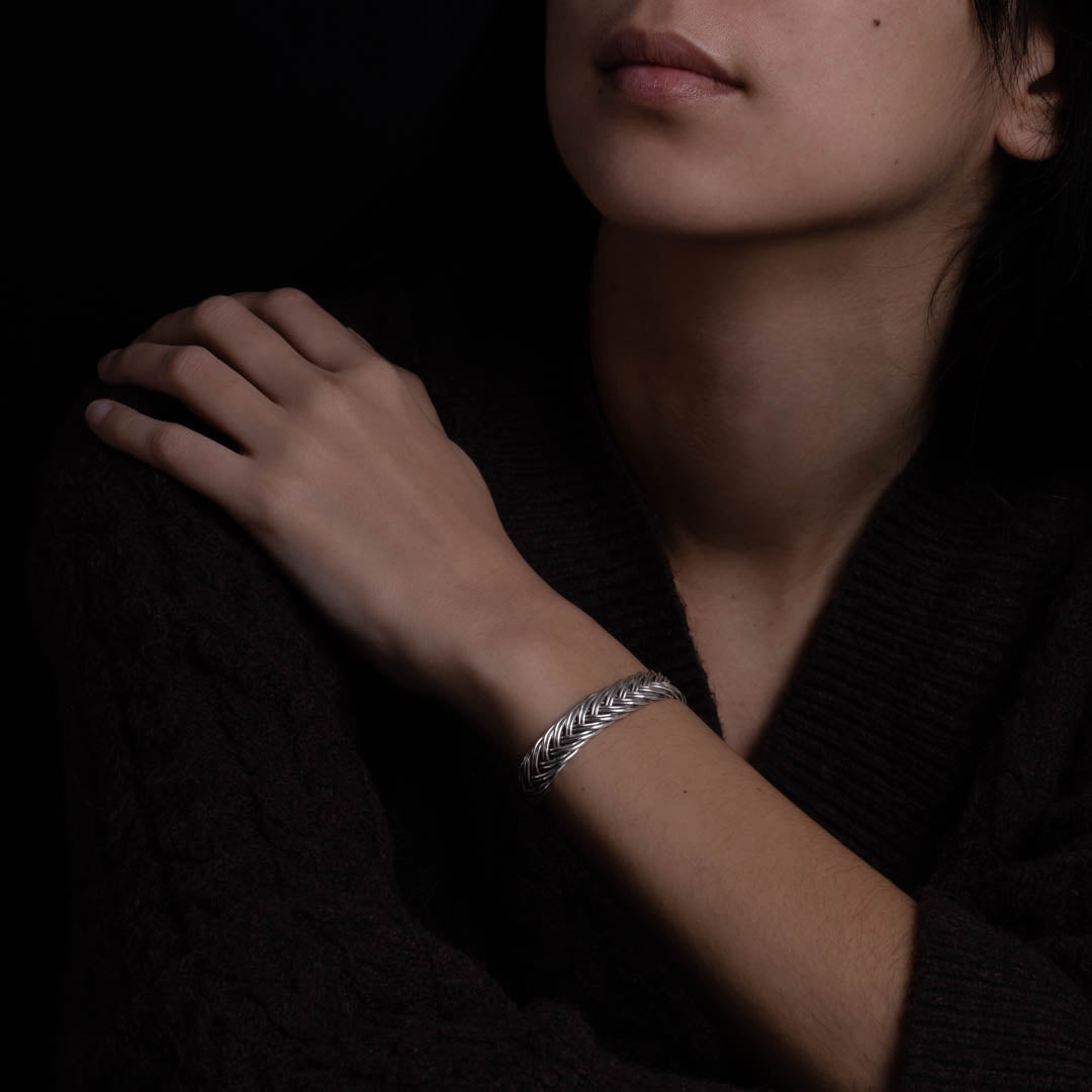 Femme portant un bracelet N°55 en argent massif tressé fait entièrement à la main - Itsara Bijoux