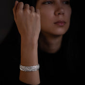 Bracelet artisanal N°06 en argent massif pour femme, il est composé d'un tressage de fils d'argent pur. Non patiné, il conserve sa brillance éclatante, offrant un style à la fois original et raffiné - Itsara Bijoux