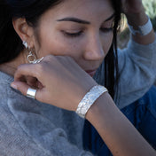 Bracelet artisanal N°06 en argent massif pour femme, réalisé dans un magnifique tressage de nombreux fils d'argent pur. Non patiné, il affiche un éclat blanc qui lui confère une élégance raffinée - Itsara Bijoux