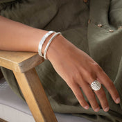 Bracelet N°11bis fin en argent massif pour femme, ce modèle artisanal est fabriqué à partir de fils d'argent pur torsadés avec élégance. Les extrémités soudées garantissent à la fois style et durabilité - Itsara Bijoux