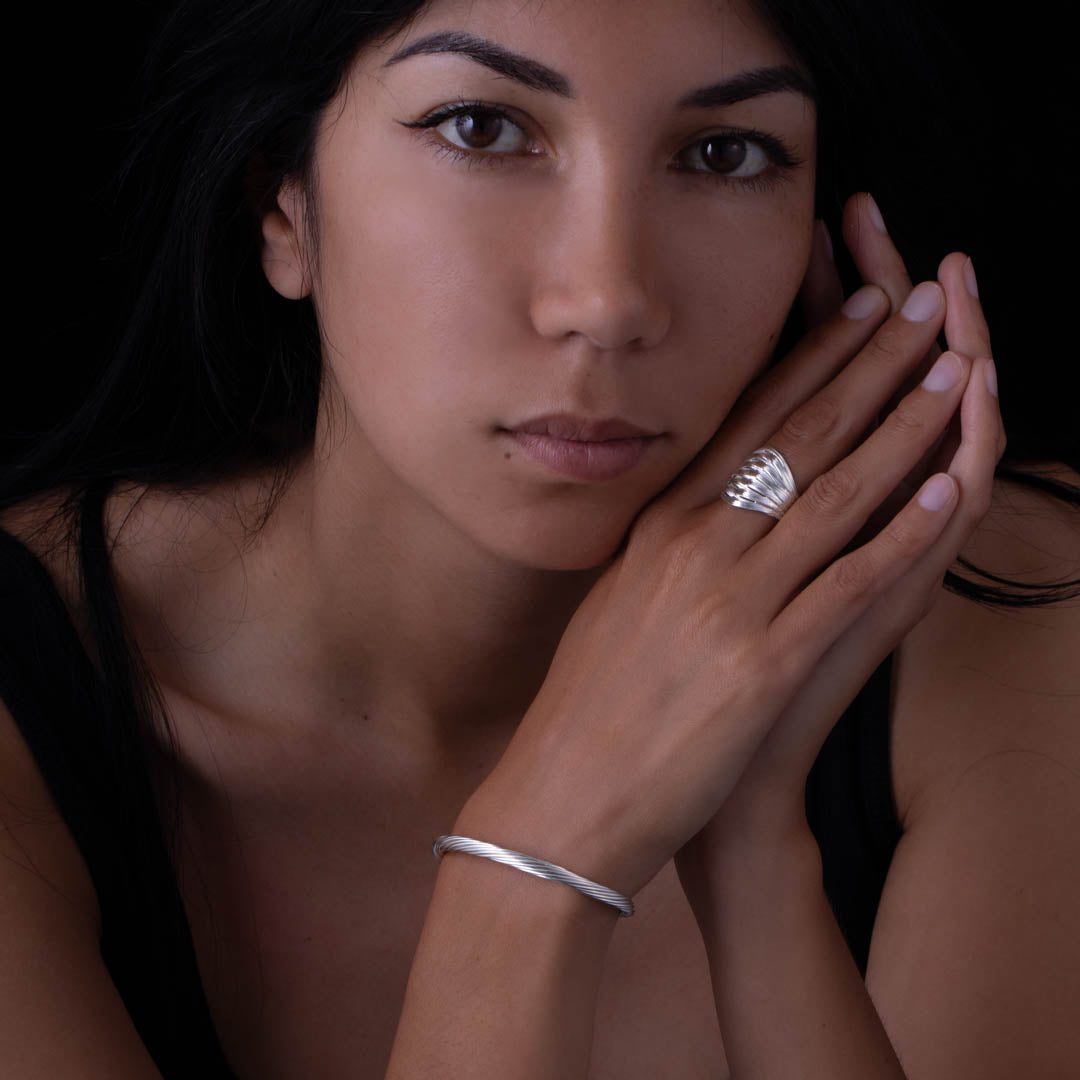 Ce bracelet N°11bis fin pour femme est un bijou artisanal en argent massif, conçu avec des fils d'argent pur torsadés. Les extrémités soudées ajoutent une touche de solidité à cette pièce délicate - Itsara Bijoux