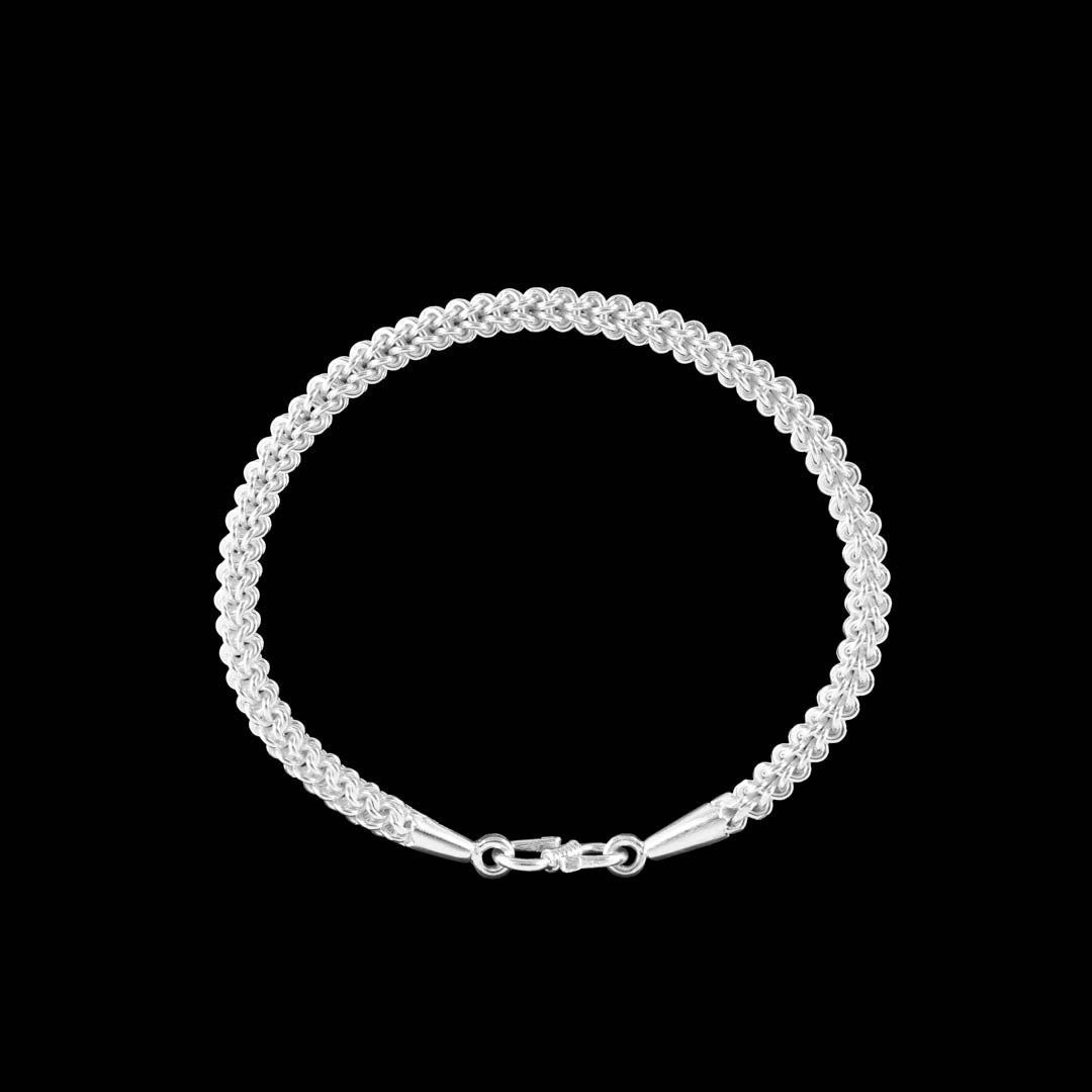 Bracelet N°13bis en argent, ce bangle souple en fils d'argent pur reflète la lumière avec une brillance discrète. Son argent non patiné, lumineux, crée un effet de matière unique - Itsara Bijoux