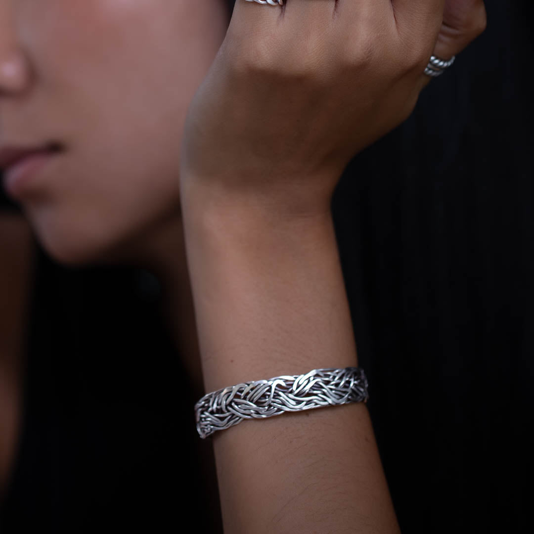 Bracelet N°16 en argent massif, réalisé en un tressage irrégulier de fils d'argent pur. La patine renforce le un côté sauvage de la tresse - Itsara Bijoux