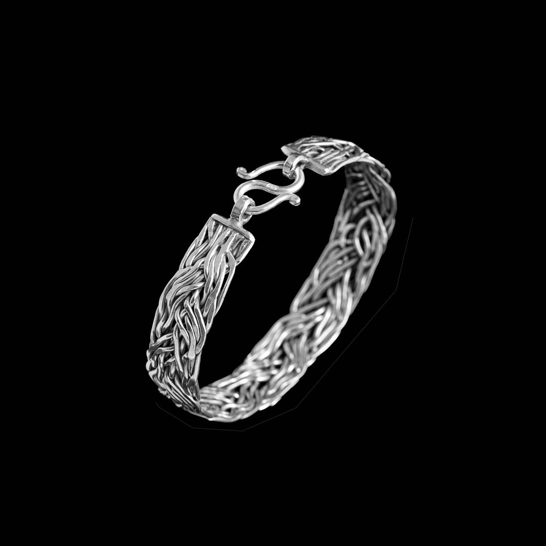 Vue de dos d'un bracelet N°16 en argent massif tressé avec un crochet pour le fermer pour femme - Itsara Bijoux