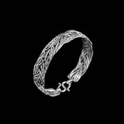 Bracelet N°16 en argent massif fait entièrement à la main Bracelet en argent massif, réalisé en un tressage irrégulier de fils d'argent pur. La patine renforce le un côté sauvage de la tresse - Itsara Bijoux