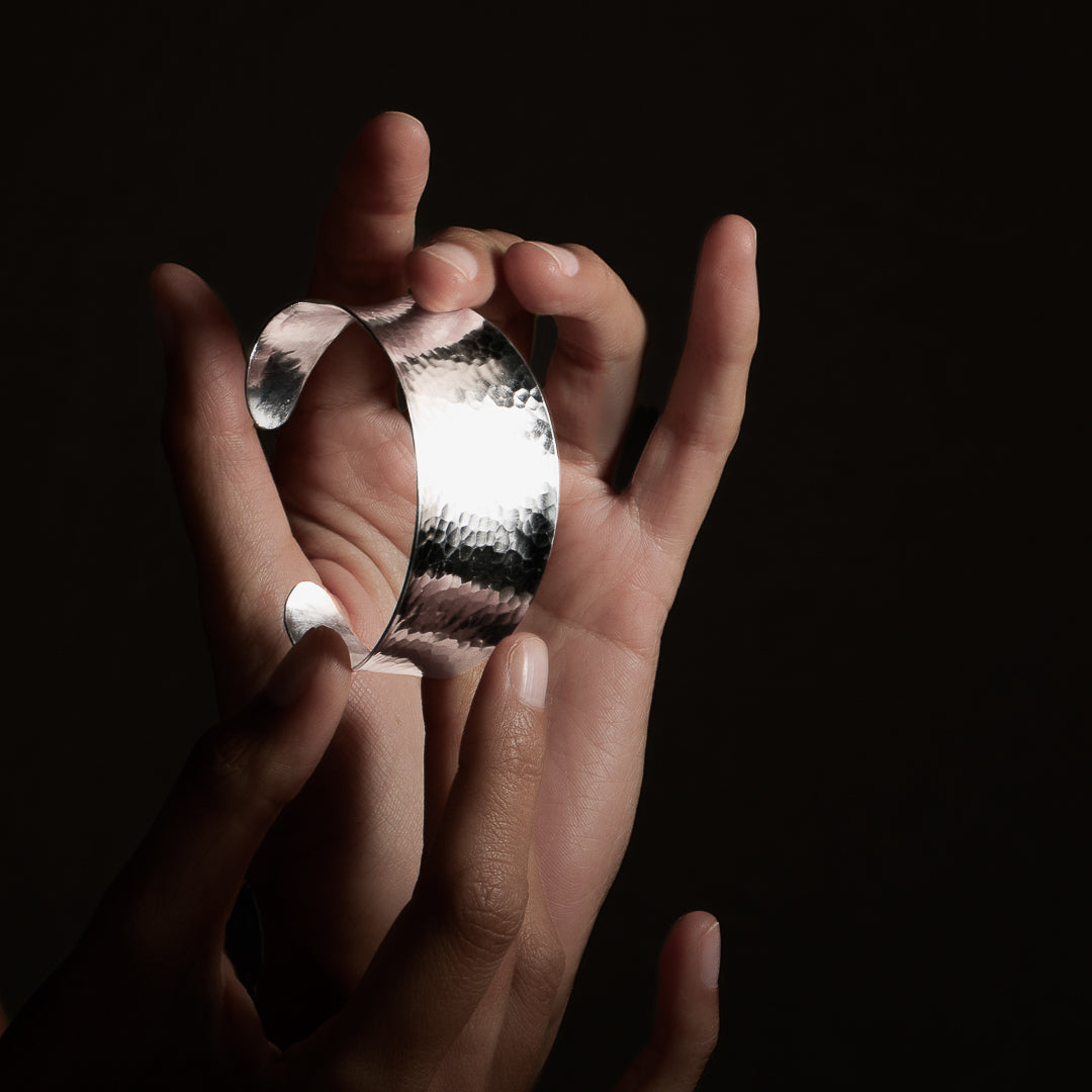 Bracelet N°20 martelé en argent massif, fabriqué entièrement à la main par des artisans - Itsara Bijoux