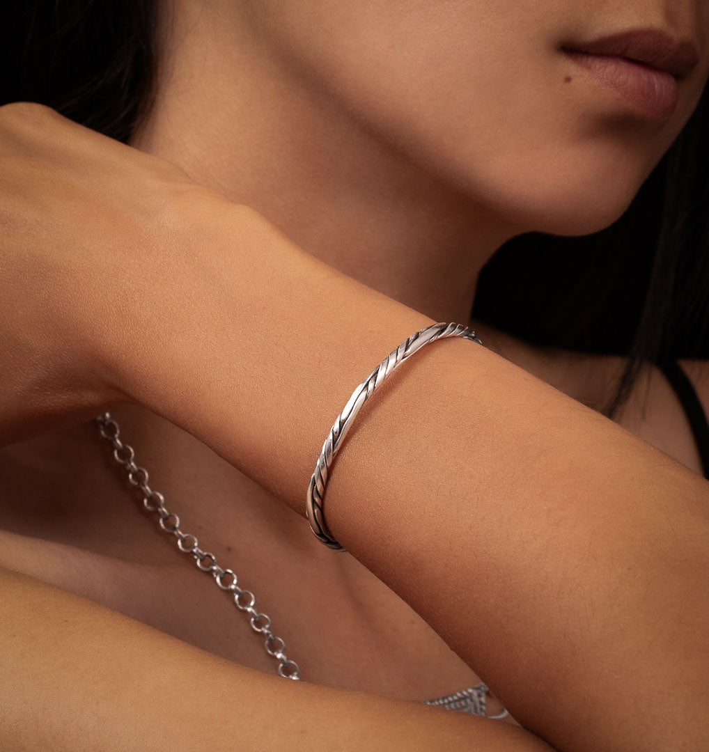 bracelet en argent massif N°23 - jonc artisanal tressé et patiné - Itsara Bijoux
