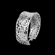 Bracelet N°25 artisanal en argent massif porté par un modèle féminin. ce bracelet est entièrement fabrique par des artisans - Itsara Bijoux