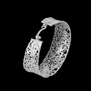 Bracelet N°25 artisanal en argent massif porté par un modèle féminin. ce bracelet est entièrement fabrique par des artisans - Itsara Bijoux