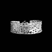 Vue de face d'un bracelet N°25 en argent massif fabriqué entièrement à la main par des artisans pour femme - Itsara Bijoux