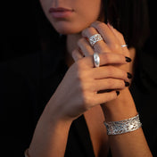 Femme portant un bracelet N°25 en argent massif fait par des artisans fait entièrement à la main - Itsara Bijoux