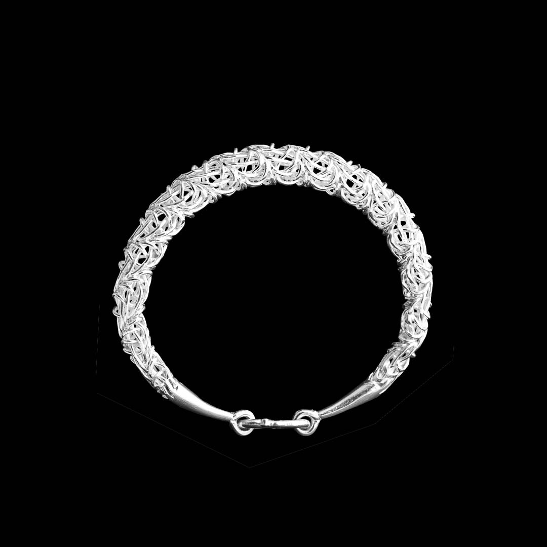 Bracelet N°28, jonc fermé en argent massif fait à la main en tressage ajouré de fils d'argent pour femme. Ajustable à votre morphologie tout en conservant un bel arrondi - Itsara Bijoux