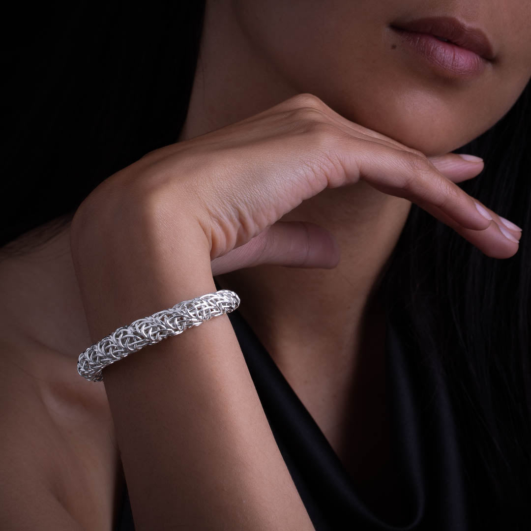 Femme portant un bracelet N°28 en argent massif  fait à la main en tressage ajouré de fils d'argent. Le travail de l'artisan.e apporte beaucoup de relief à ce bracelet original et féminin - Itsara Bijoux