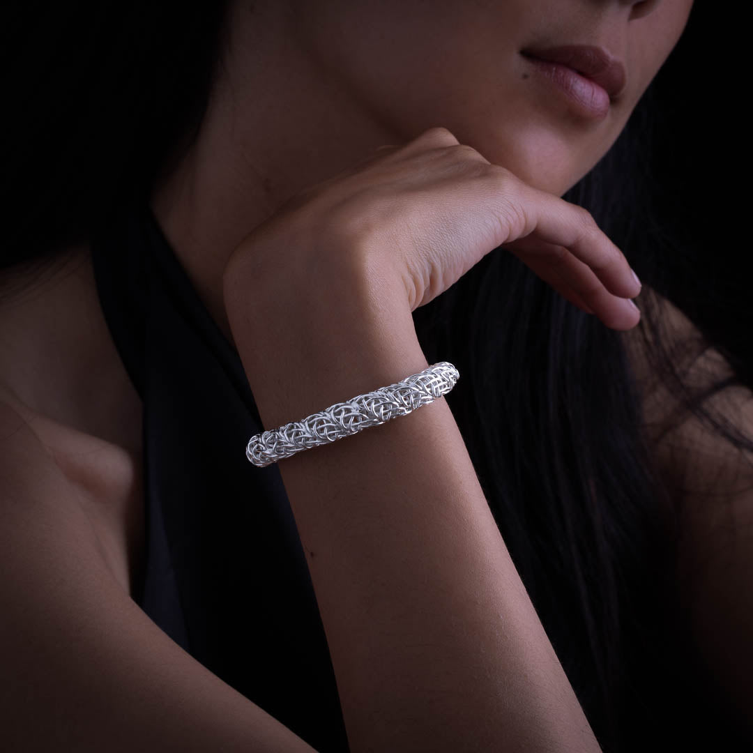 Modèle féminin portant un bracelet N°28 en argent passif fabriqué entièrement à la main par des artisans qui apporte beaucoup de relief à ce bracelet original et féminin - Itsara Bijoux

