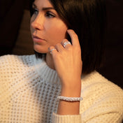 Modèle féminin portant un tricot en laine blanc avec un bracelet N°28 jonc en argent massif artisanal fabriqué entièrement à la main - Itsara Bijoux