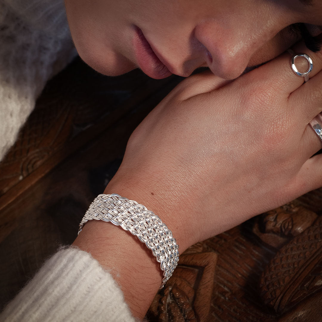 Bracelet N°29 en argent massif réalisé en un tressage régulier et serré de fils d'argent massif fait entièrement à la main - Itsara Bijoux