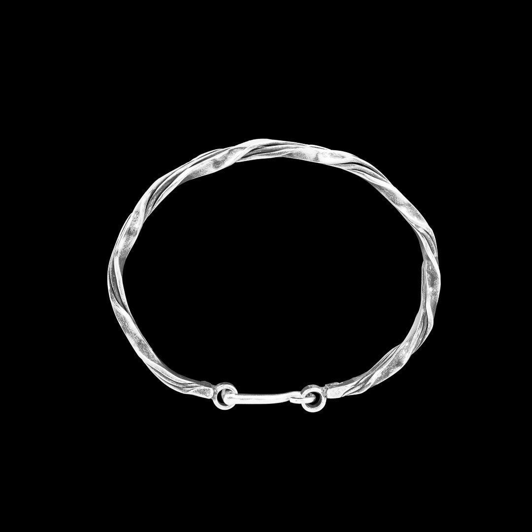 bracelet en argent massif N°30 - jonc artisanal torsadé en argent et patiné - Itsara Bijoux