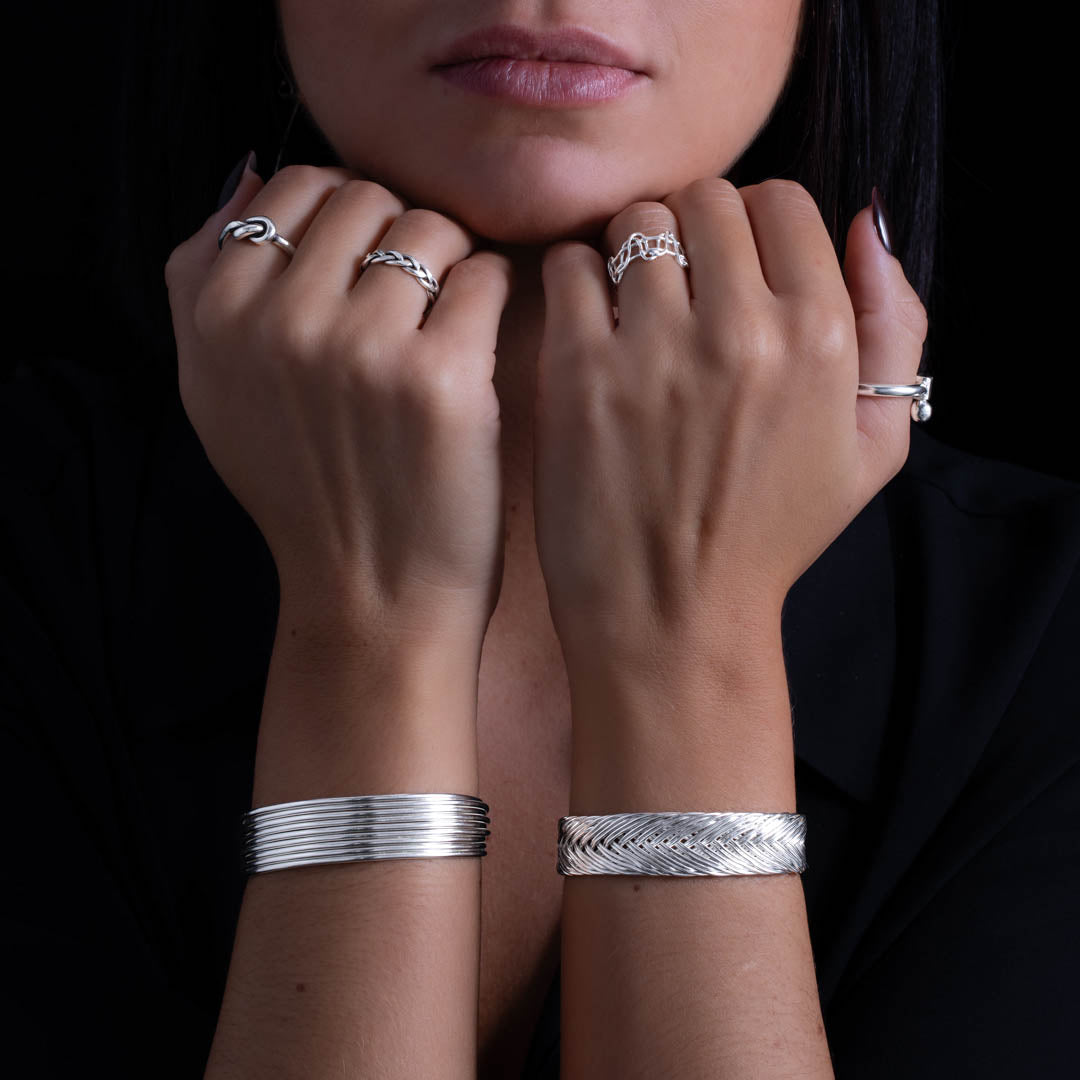 Bracelet N°33 en argent massif porté par une femme réalisé en tressage régulier de fils d'argent pur - Itsara Bijoux