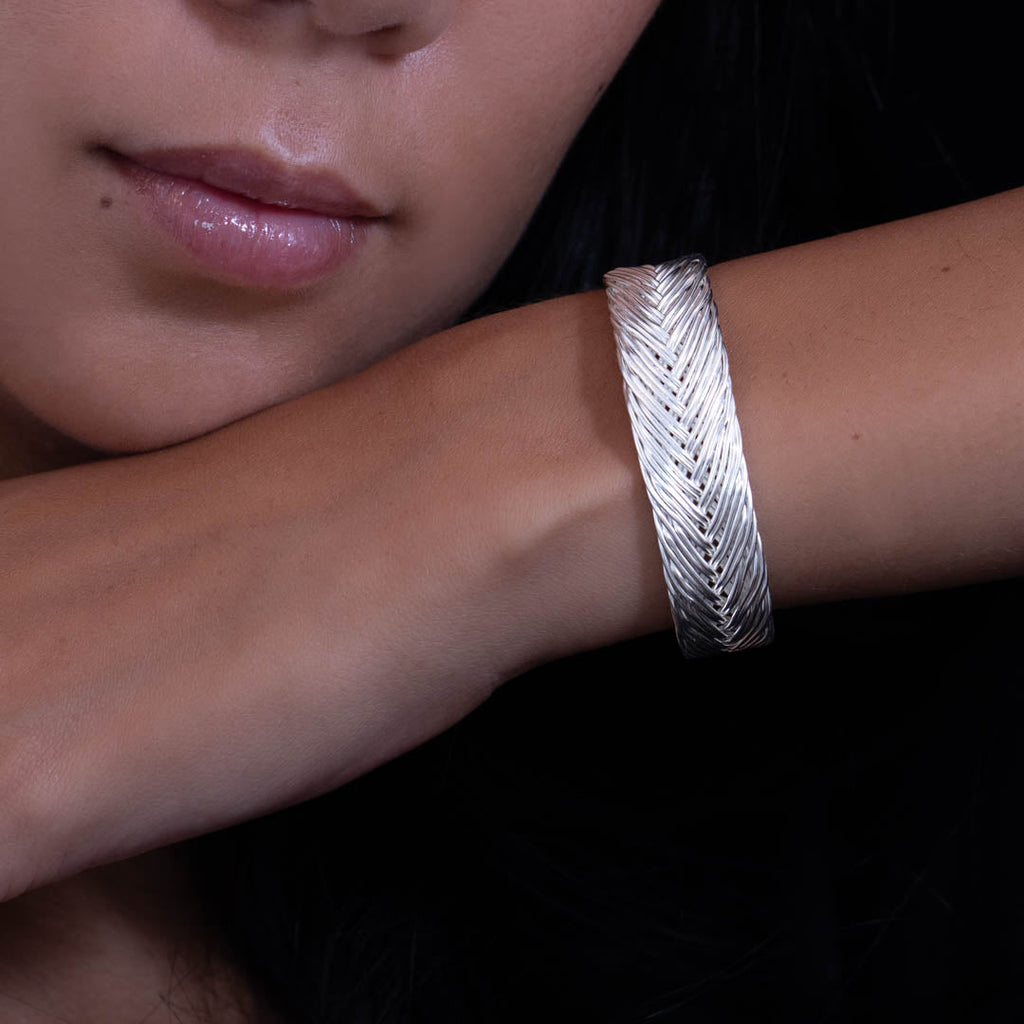 Femme portant un bracelet N°33 en argent massif avec tressage en argent - Itsara Bijoux